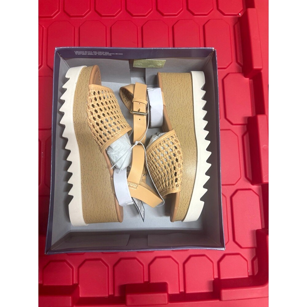 New in box! Universal threads Alba sandals memory foam size 7 1/2